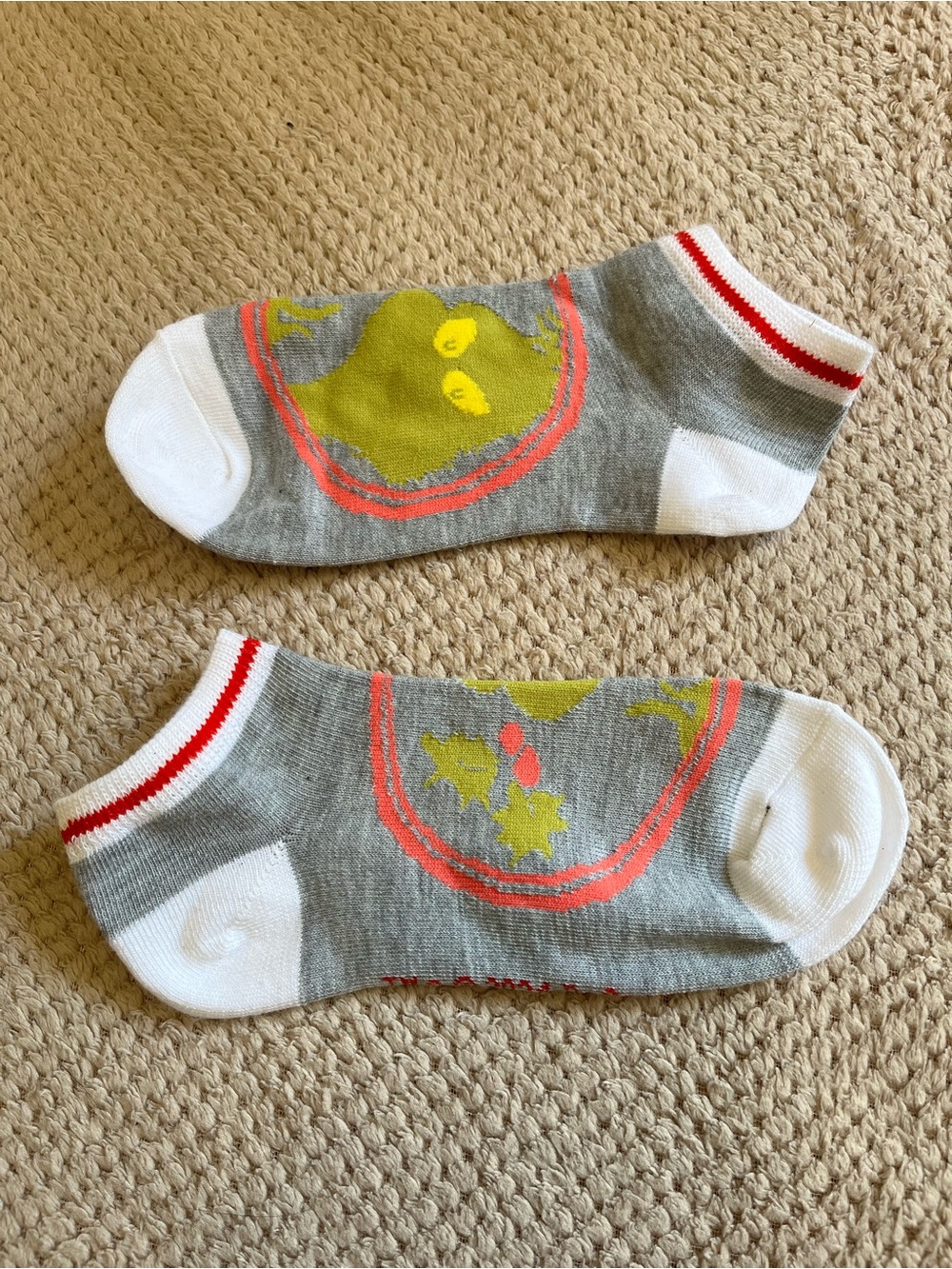 👍 Free with purchase or 2/$15 Gray Ankle Socks with Dr Suess Grinch Outline